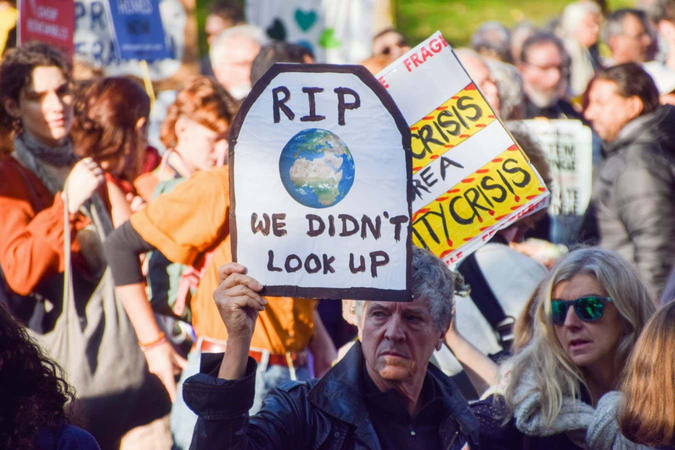 2KEFP4Y London, England, UK. 12th Nov, 2022. A protester outside Shell HQ holds a sign referencing the film 'Don't Look Up'. Thousands of people gathered outside Shell Headquarters in London and marched to Trafalgar Square as part of the Global Day of Action for Climate Justice as world leaders meet in Egypt for COP27. (Credit Image: ?? Vuk Valcic/ZUMA Press Wire) Credit: ZUMA Press, Inc./Alamy Live News